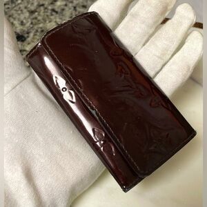 Louis Vuitton - Vernis Leather - 4-Key Holder | Amarante | Beautiful!